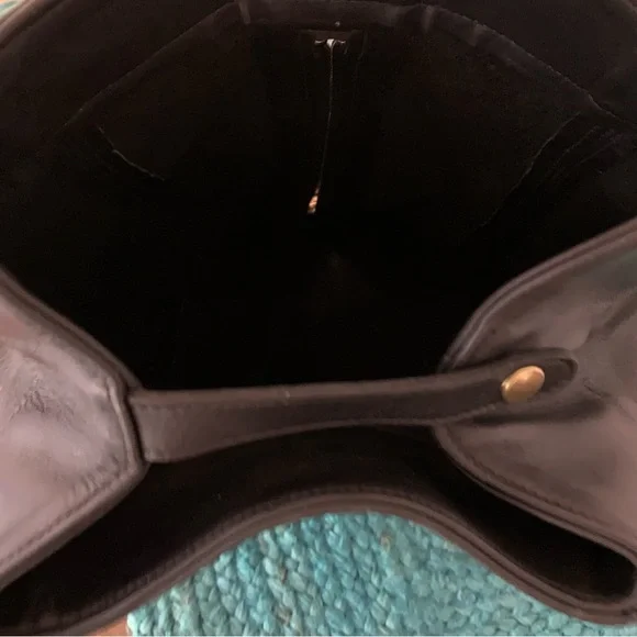 Coach black bag one shoulder strap w/option of zipper or reach in. - Picture 4 of 6